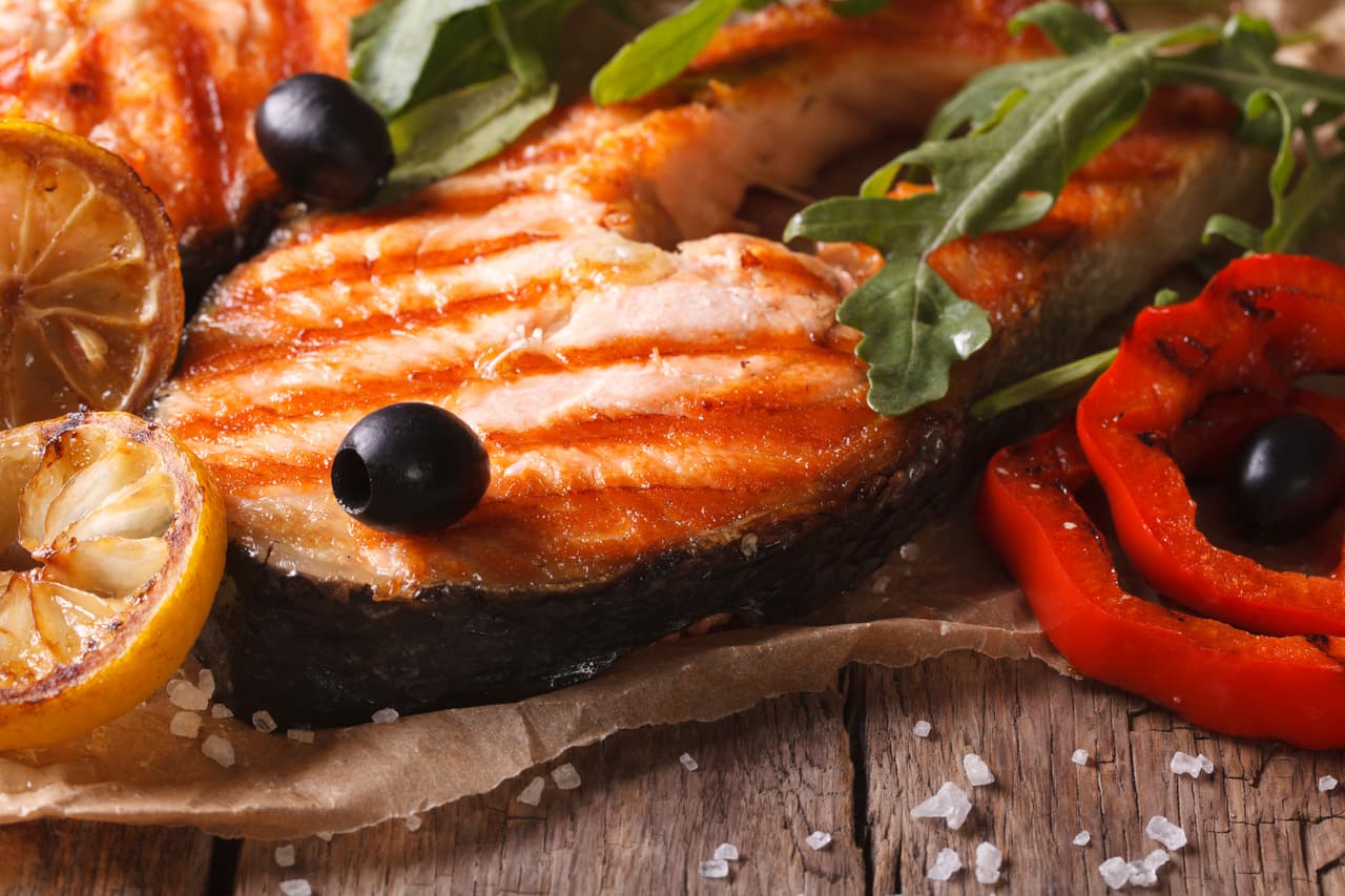 Pescados como salmón, caballa, arenque, atún blanco y trucha, contienen grasas poliinsaturadas.