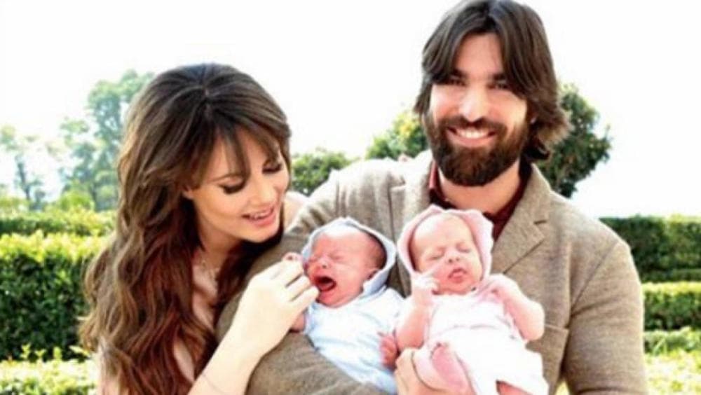 Hace apenas 7 meses el destino llenó de bendiciones a 
<b><a href="http://www.univision.com/temas/osvaldo-de-leon">Osvaldo de León</a></b> y a 
<b><a href="http://www.univision.com/temas/victoria-camacho">Victoria Camacho</a></b> y con la siguiente frase la orgullosa mamá les dio la bienvenida a sus hijas "Hola mi gente querida, hoy me deleito en Dios por darme la dicha de presentarles lo que más amo, mi bendecida familia. Gracias por su interés y por haber estado al pendiente de nosotros en todo este proceso".