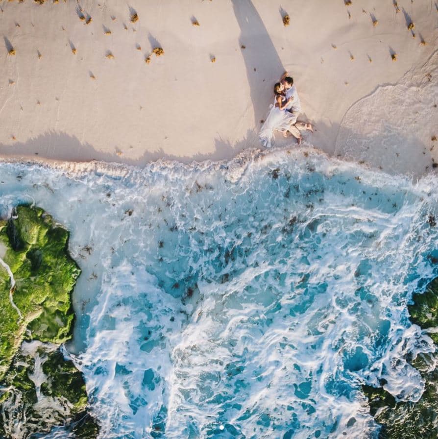 Un dron logró una otra bella imagen, 
<b>ellos recostados, atados en un beso</b> y el mar a sus pies.