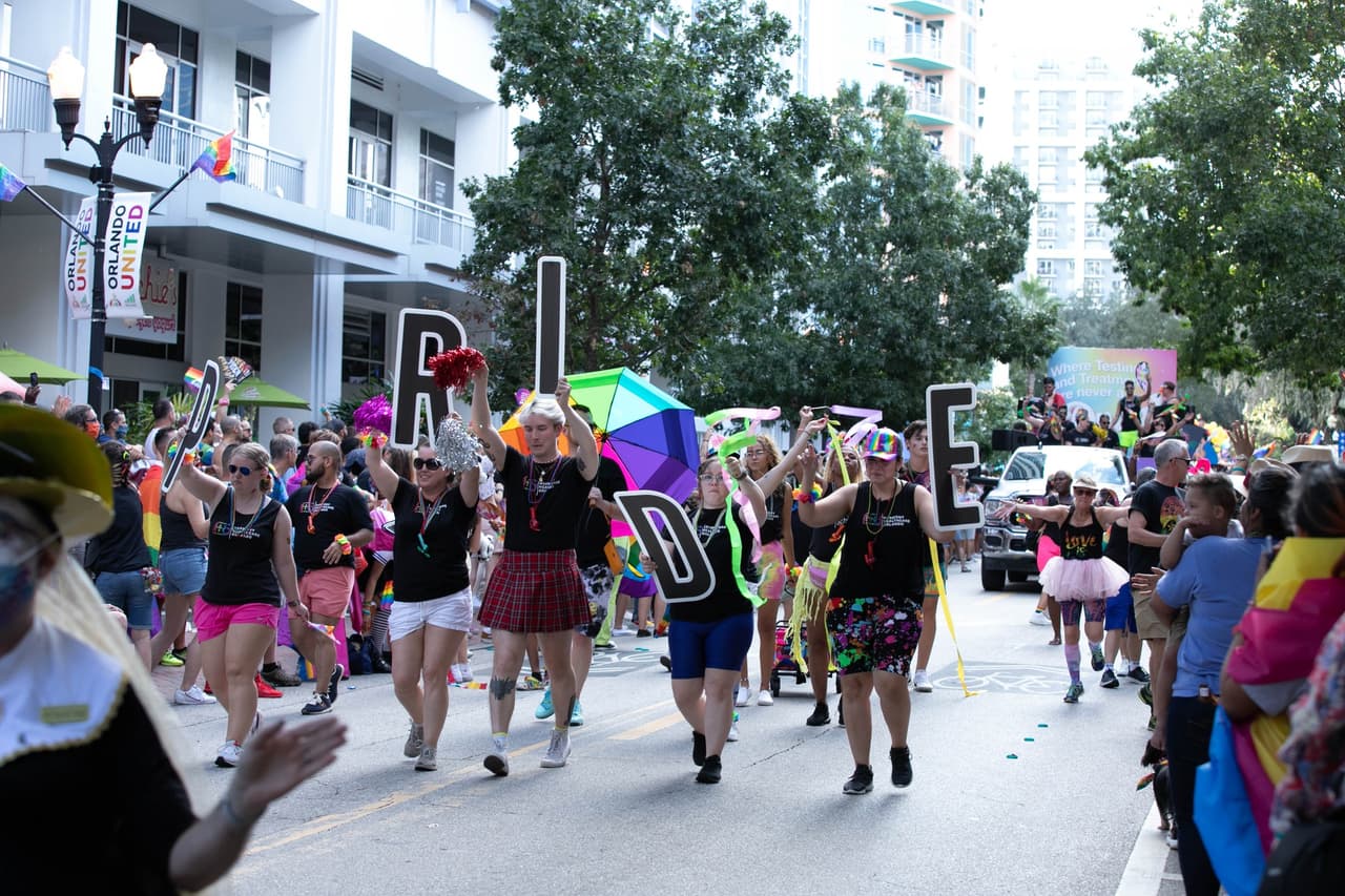 El festival y desfile "Come Out Pride Orlando" reunió el sábado 15 de octubre a miles de personas en el Parque Lake Eola que celebraron la diversidad y el Orgullo de la comunidad LGBTQ+ de Florida Central.