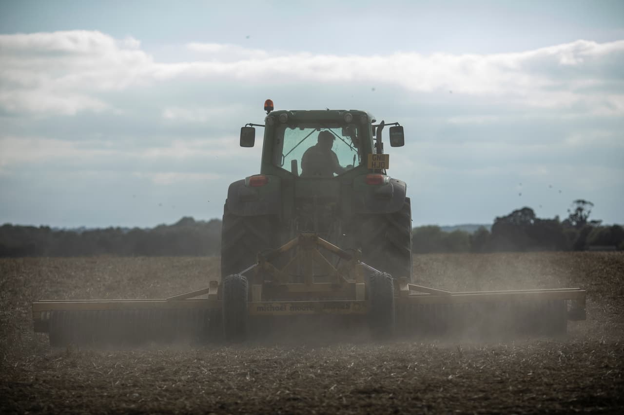 Niño de tres años muere tras ser arrollado por el tractor que conducía su padre