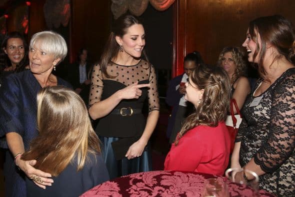 La duquesa estuvo muy sonriente y platicando con padres de familia y maestros.