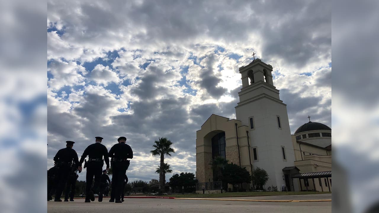 El féretro del oficial Ernest Leal de la policía de Houston llegó a la iglesia Christ Redeemer.