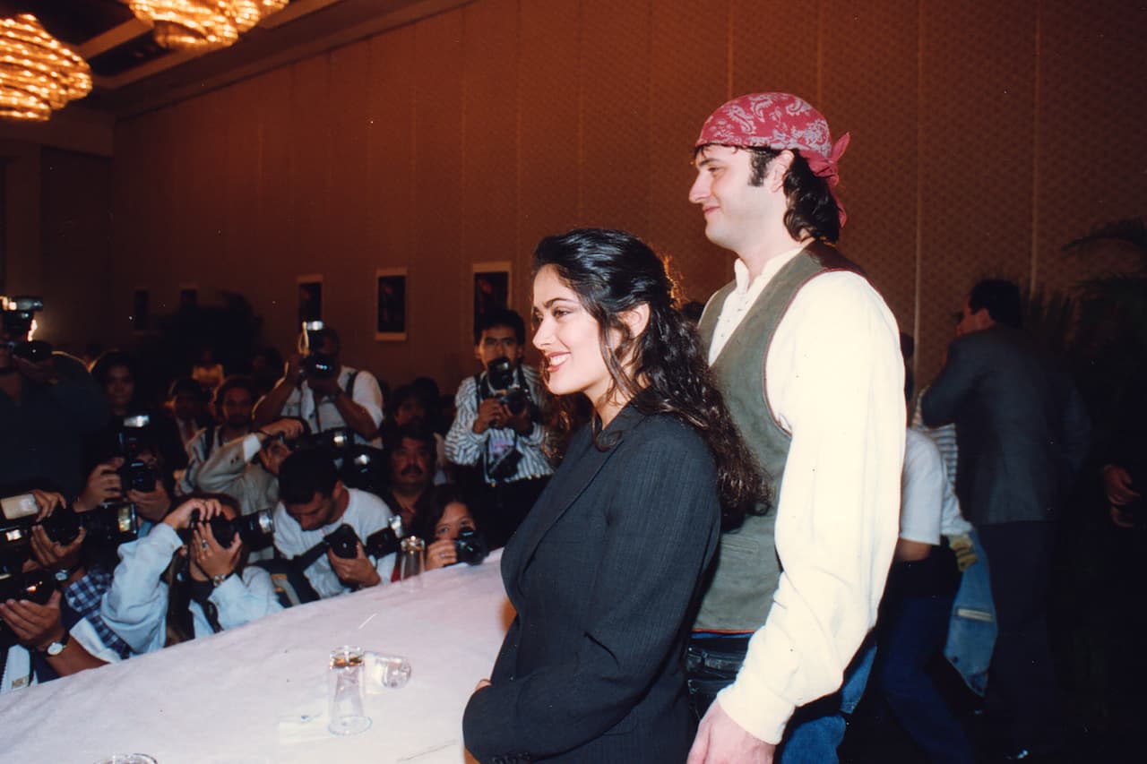 La actriz y el director visitaron México para presentar la película, que sería la segunda parte de la 'Trilogía del Mariachi', que se completó con 'Once Upon a Time in Mexico' de 2003.