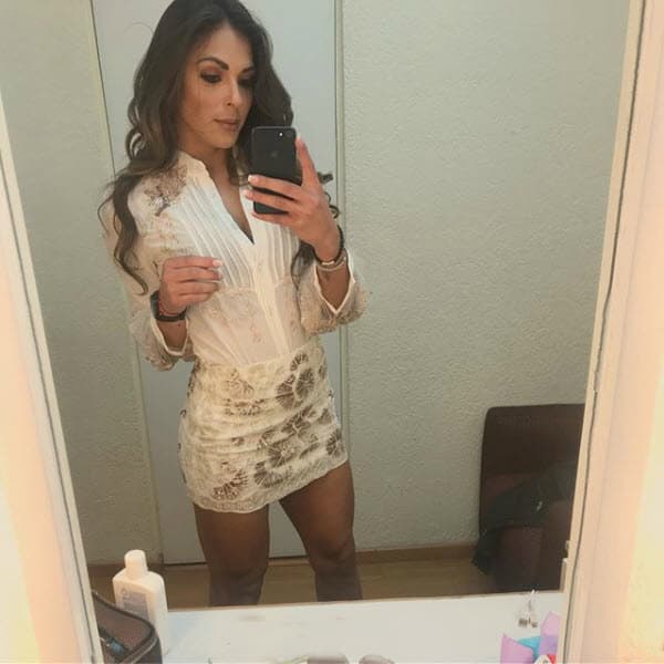 <a href="https://www.univision.com/shows/reto-4-elementos/inician-las-diferencias-en-el-equipo-de-los-comediantes-acusan-a-monica-de-no-hacer-nada-video">Ale</a> ha posado completamente desnuda para revistas de caballeros.