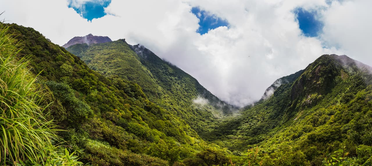 <h3 class="cms-H3-H3">Monte Unzen, Japón</h3>
<br>
<br>El volcán, situado en el oeste de Kyushu, Japón (en el suroeste del país), hizo erupción en 1792 y, con ello, desató una de las mayores catástrofes de la historia en la región. 
<b>Murieron al menos 15,000 personas. </b>El monte Unzen comprende varios volcanes compuestos que se encuentran en la región japonesa de la península de Shimabara, al este de Nagasaki. La erupción fue seguida por un terremoto que provocó un deslizamiento de tierra a partir del pico Mayuyama.
<br>