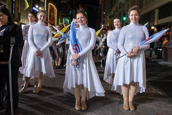 Durante esta parte del evento, los dragones estarán rodeados de elegantes edecanes.