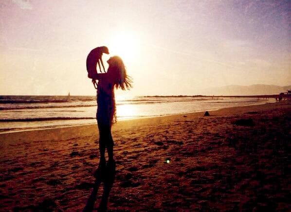 Es bien sabido que el cariño que tiene Eiza por Pasita es muy grande. “Quiero tanto a Pasita que no es normal. La amo más que a la mayoría de gente que conozco”, escribió la actriz en mayo de 2015.
<br>