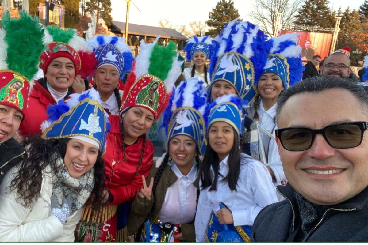 Imágenes de la Virgen de Guadalupe adornan la ropa de los feligreses que van al Cerrito del Tepeyac en Des Plaines para cumplir sus mandas.