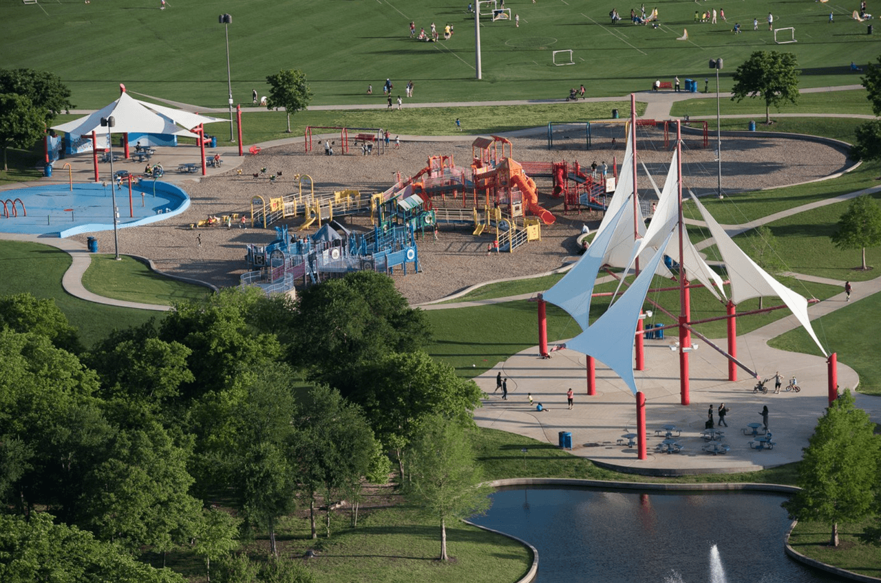 <b>CELEBRATION PARK, ALLEN</b>
<br>Este parque de 100 acres, el parque está abierto el martes 28 de junio hasta el 27 de septiembre. El horario es de martes a domingo de 9am a 9pm. También cuenta con área de asadores, canchas deportivas y mesas de picnic. 
<br>
<br>Dirección: 701 Angel Parkway Allen