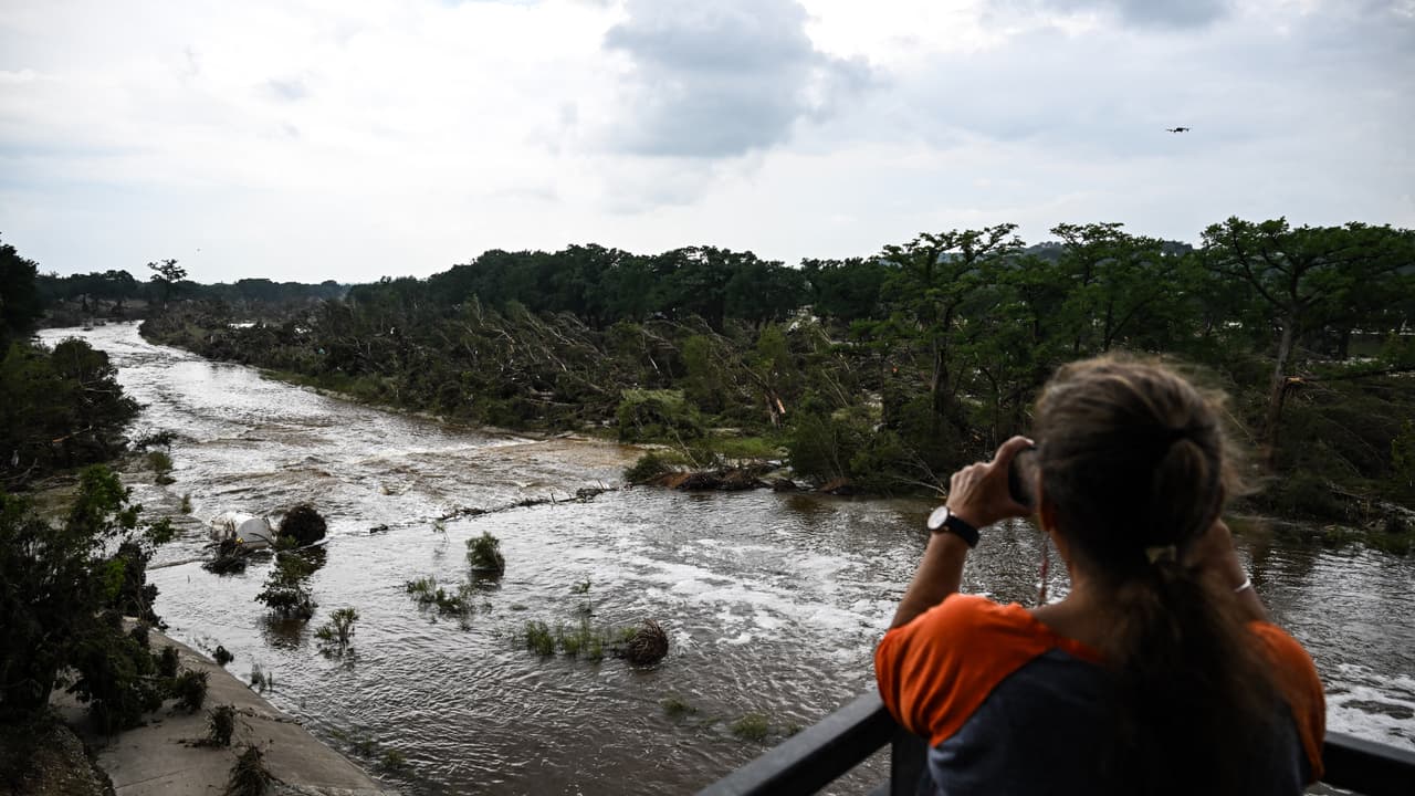 Tras las inundaciones repentinas provocadas por la crecida del río Guadalupe, crecen las preguntas sobre si la tragedia pudo haberse evitado, o al menos reducido, con alertas tempranas. 
<b><a href="https://www.univision.com/local/san-antonio-kwex/inundaciones-texas-103-muertos-desaparecidos-rio-guadalupe" target="_blank">Según las autoridades, la cifra preliminar de fallecidos en Texas superan las 100 personas</a></b>.