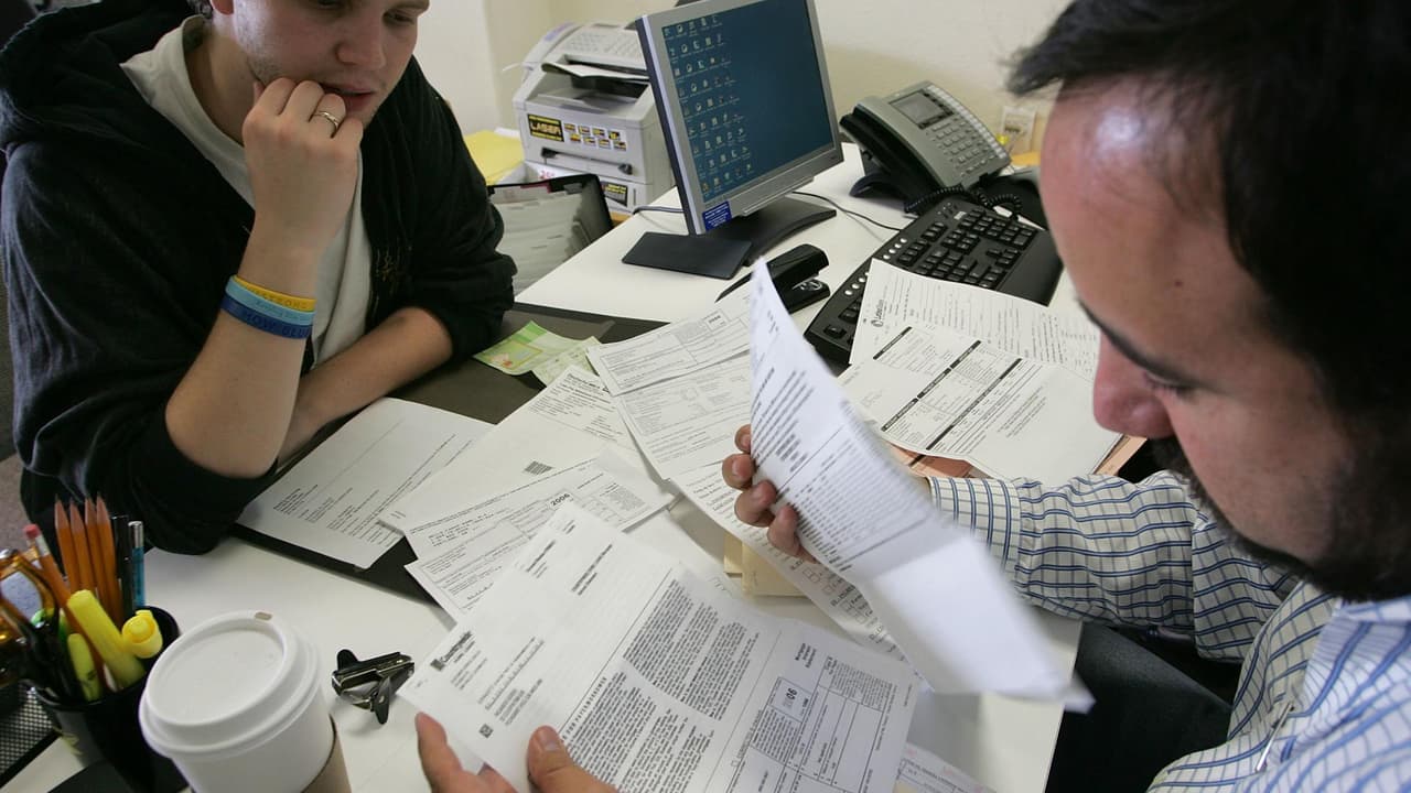 El asesor financiero Carlos Guamán habló sobre algunos de los cambios más importantes de la declaración de impuestos a los que debes estar atento. Uno de ellos es el que tiene que ver con el Crédito Tributario por Hijos, pues en esta ocasión recibirías un monto inferior en el reembolso. Además, explicó lo que ocurrirá con los cheques por inflación, las inversiones en Bitcoin y el uso de aplicaciones como Venmo o Zelle en tu negocio.