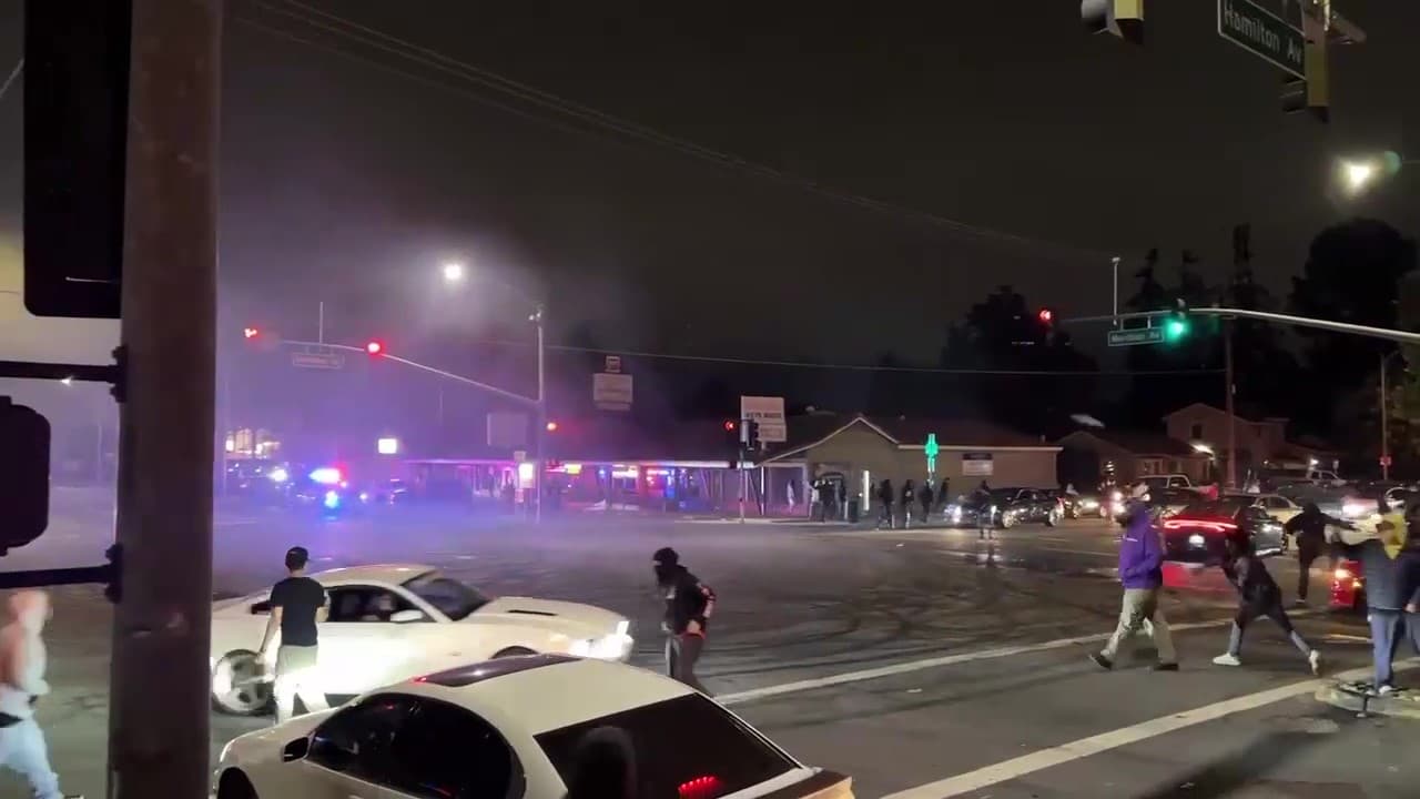 La policía de San José intervino para dispersar a la multitud y se vio involucrada en un altercado con algunas personas que resultó en detenciones.