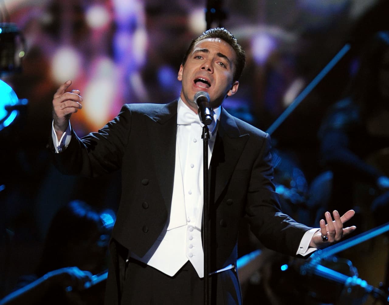 "¡Ayer por fin pude salir del 'closet'! Gracias a ti Ricky. Bendito... tu relato fue detonador", tuiteó en sus redes sociales. Lo cierto es que Cristian va de escándalo en escándalo.