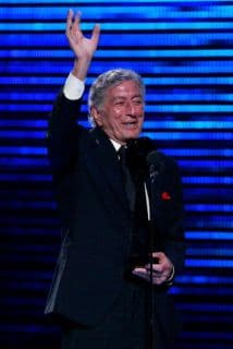 Tony Bennet, de 94 años, no solo informó que ya había recibido la vacuna contra el COVID-19, sino también invitó a todos a que lo hicieran y dijo sentirse muy bien.