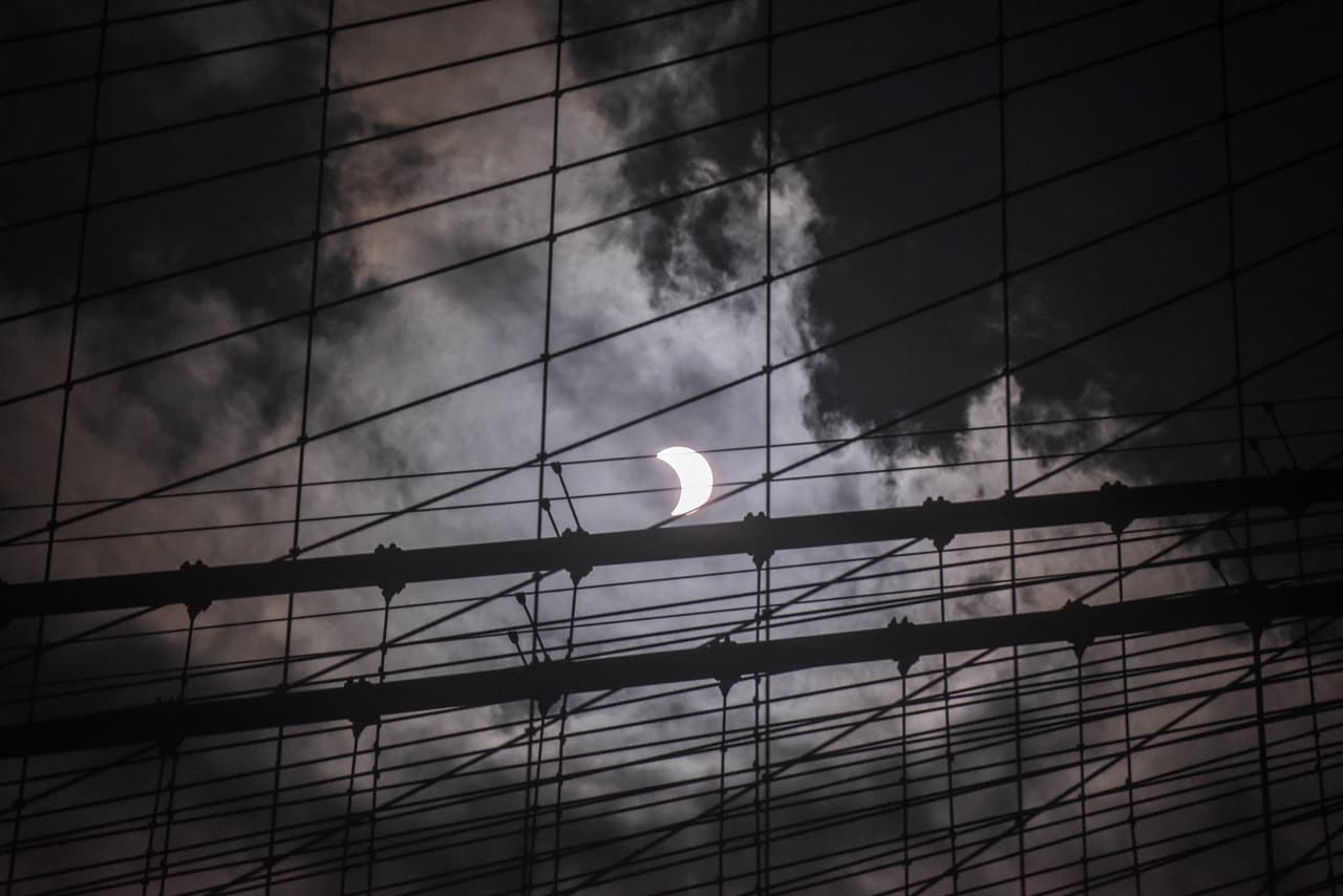 Así se vio el eclipse solar desde el Brooklyn Bridge. (Stephanie Keith/Reuters)