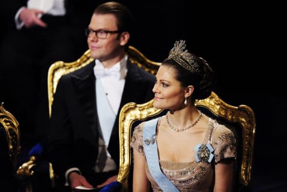 El rey Carlos Gustavo de Suecia fue quien dio los premios Nobel de Literatura y de las disciplinas científicas a los galardonados en Estocolmo.