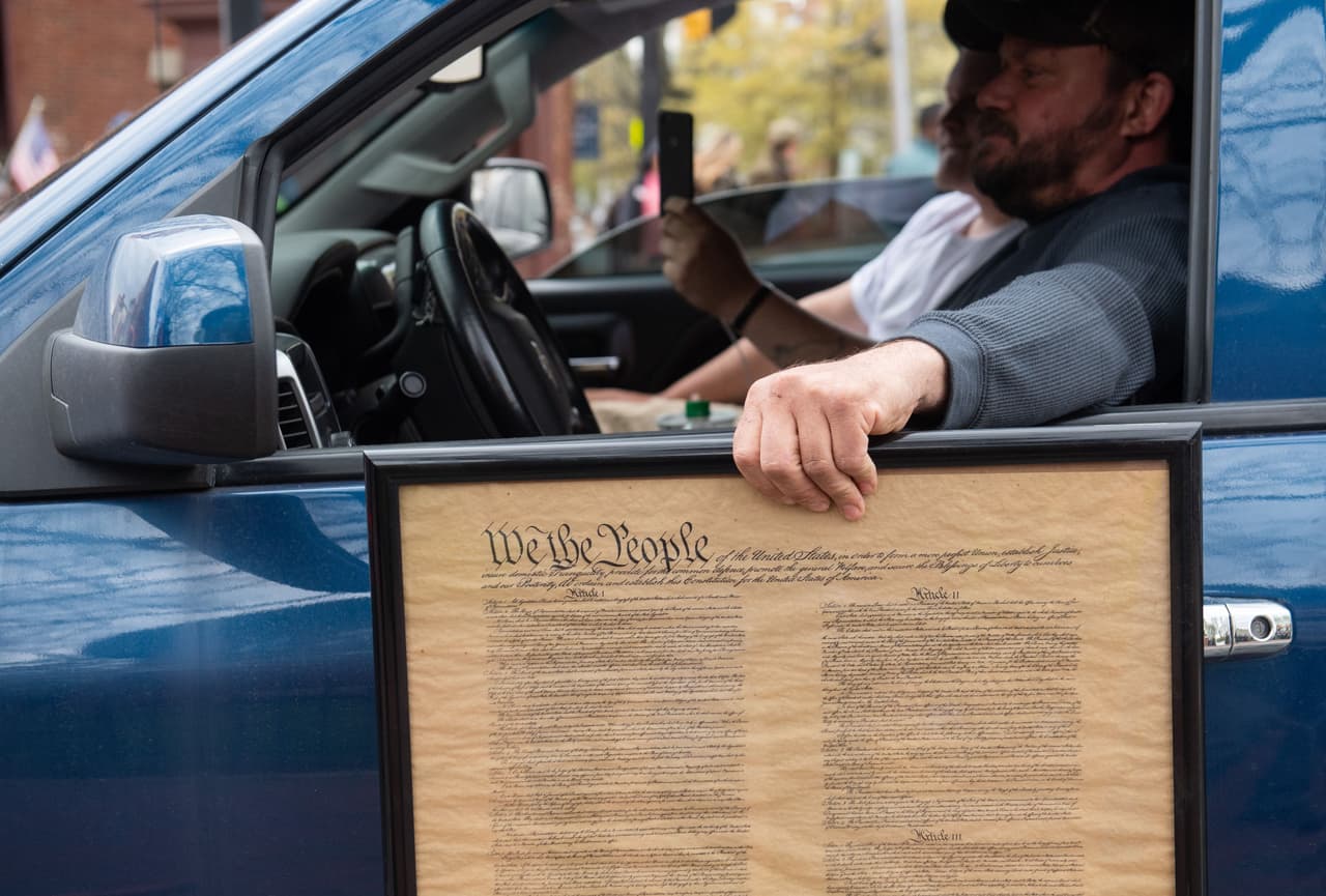 En Annapolis, Maryland, un manifestante salió a manifestarse con una copia de la Constitución. En uno de sus tuis, Trump escribió específicamente que las personas debían "salir a defender la Segunda Enmienda" de la Constitución, en un aparente intento por centrar la atención en los gobernadores que han decidido mantener por el momento las restricciones.