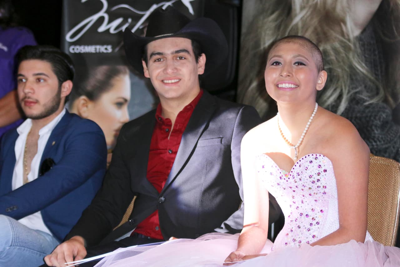 Julián Figueroa le regaló una noche muy especial a esta linda quinceañera.