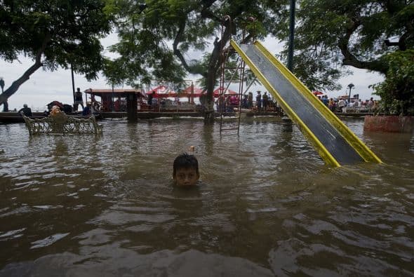 El secretario de gobernación de Veracruz, Sergio López, reconoció ante periodistas que 11 personas han sido detenidas por saqueos en tiendas y supermercados, la mayoría en las comunidades aledañas al puerto de Veracruz.
