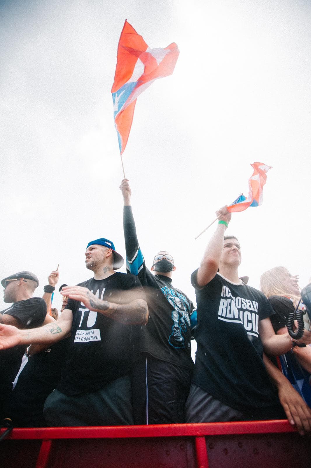 A la derecha, 
<b><a href="https://www.univision.com/shows/premios-juventud/guaynaa-un-huracan-musical-que-lleva-el-reggaeton-en-las-venas-video">Guaynaa, intérprete del hit 'Rebota'</a></b>, quien se mantuvo gritando "firme Puerto Rico, firme".