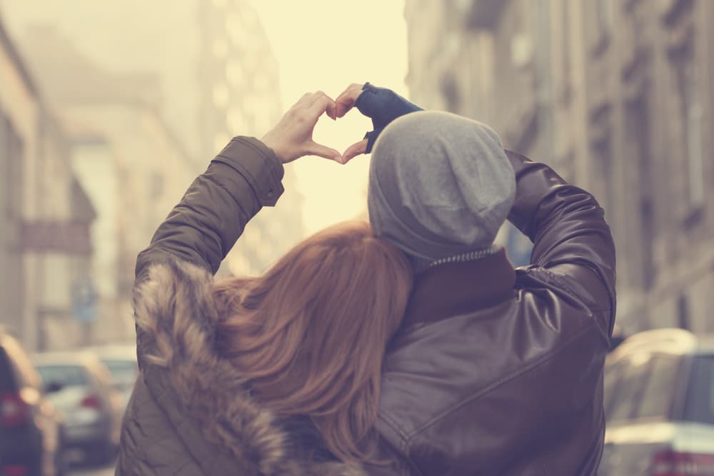 Pero nuestros rasgos distintivos de cada signo nos pueden decir mucho sobre cómo se comporta cada una de nosotros en una relación. ¿Cómo eres en el amor y a qué le tienes que prestar atención? Veamos signo por signo.