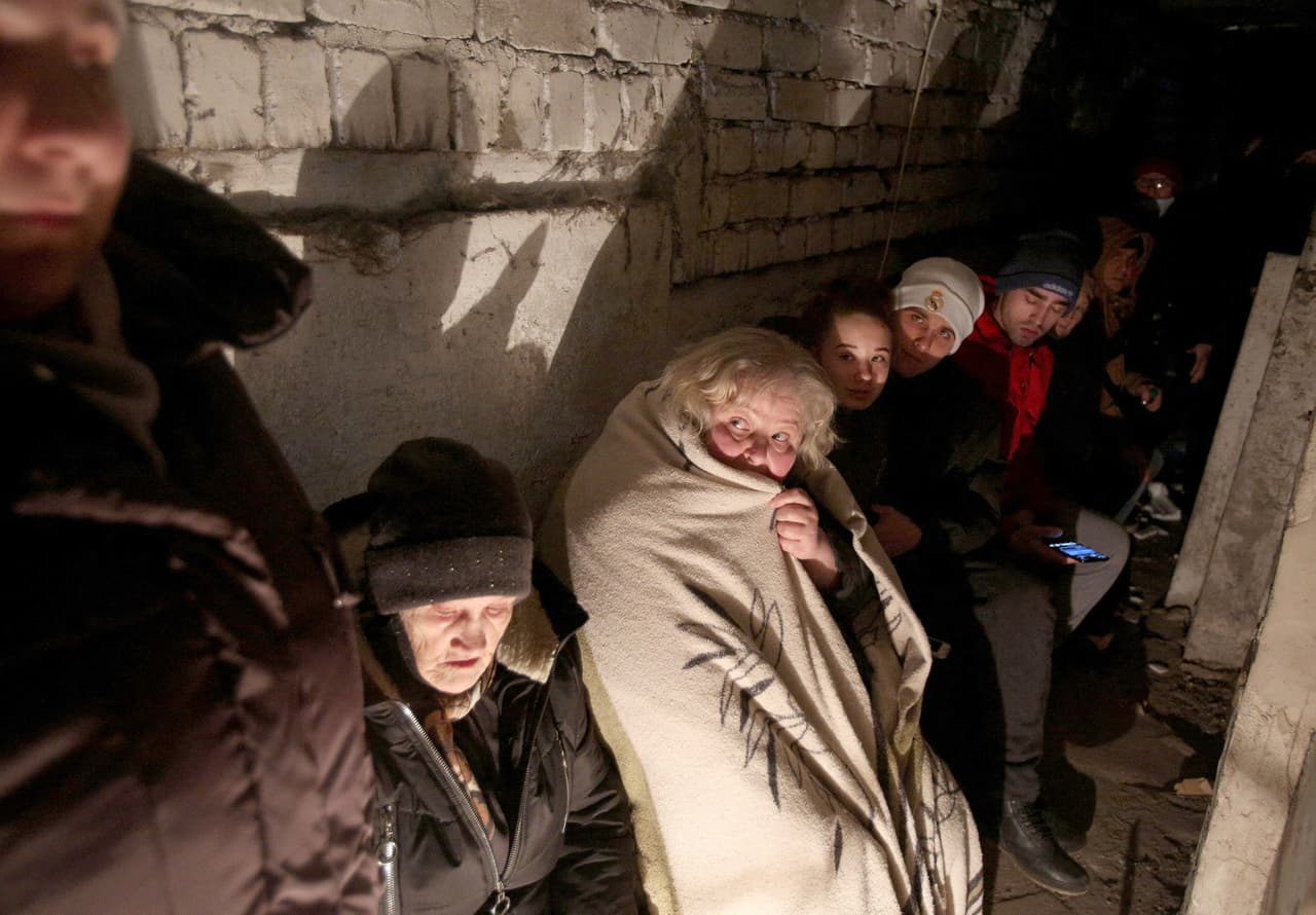 Residentes de Sievierodonetsk, Lugansk, se refugian en un sótano durante un bombardeo de las fuerzas rusas y los separatistas respaldados por Rusia. 28 de febrero.
<br>
<br>
<a href="https://www.univision.com/noticias/mundo/invasion-rusia-rostros-victimas-civiles-refugiados-heridos-ucrania-fotos"><u>Vea aquí los rostros de los civiles afectados por la agresión militar de Rusia a Ucrania</u></a>
<br>