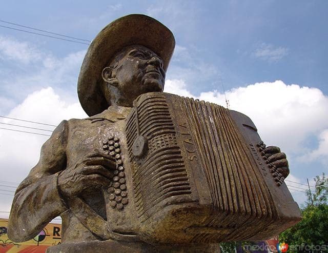 Tanguma perfeccionó tanto su ejecución en el acordeón que llegó a tocarlo con la barbilla, con una sola mano, y hasta interpretó con dos acordeones al mismo tiempo.