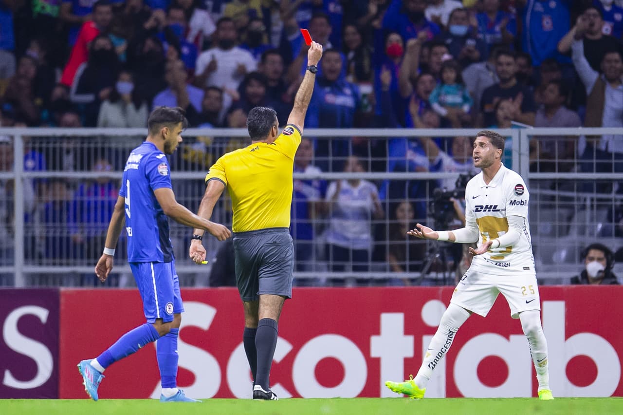 Pumas se quedó sin ‘Palermo’ Ortiz a mitad del segundo tiempo, cuando el central jaló a Giménez, quien se perfilaba para entrar al área sin marca y al mano a mano con Talavera.