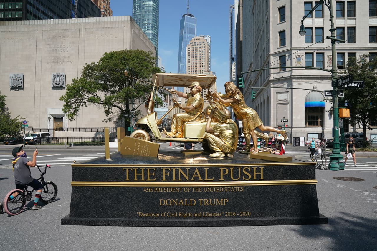 La estatua es inusual en el sentido de que es una "estatua viviente" manejada por actores.