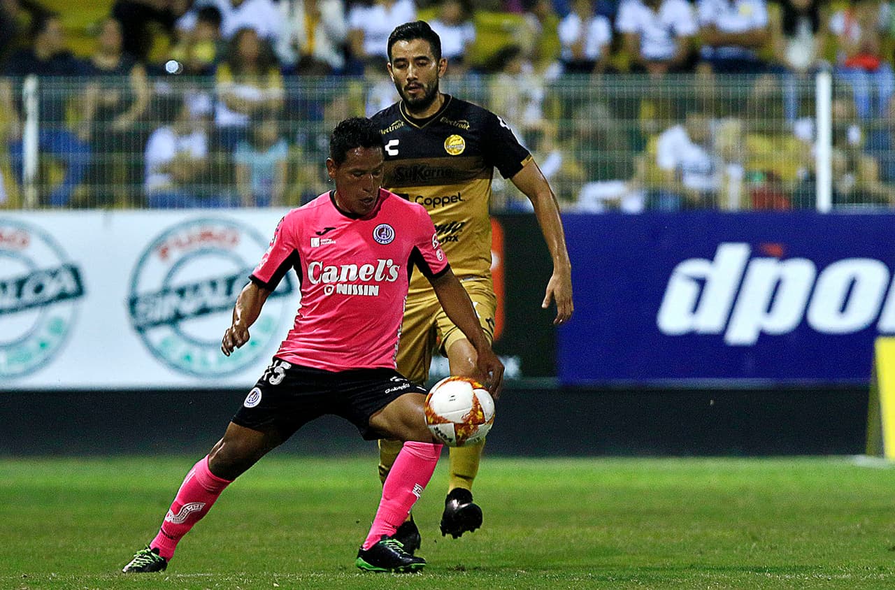 Al minuto 35 Nicolás Ibañez hzo el primer gol del partido a favor de Atlético de San Luis.