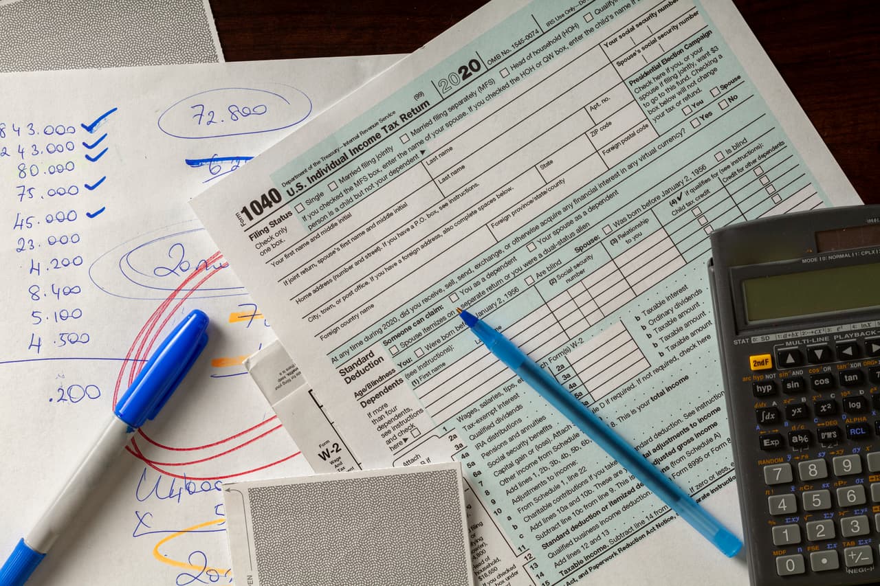 <b>El preparador no debe pedirte que el reembolso vaya a su cuenta |</b> "Cualquier reembolso debe ir directamente al contribuyente, no a la cuenta bancaria del preparado", dice el IRS. Por ello, debes verificar que los números que aparezcan sean el número de cuenta y el número de ruta de tu banco.