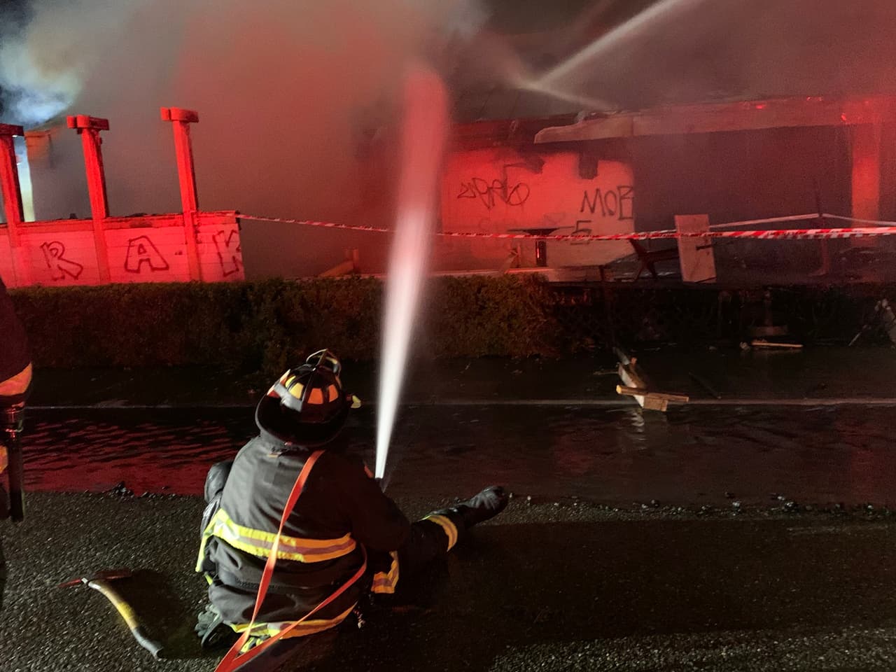 El incendio fue contenido en el edificio de origen poco antes de la 1:40 a.m., según informaron las autoridades. No se reportaron heridos ni daños a estructuras adyacentes como resultado del incidente.