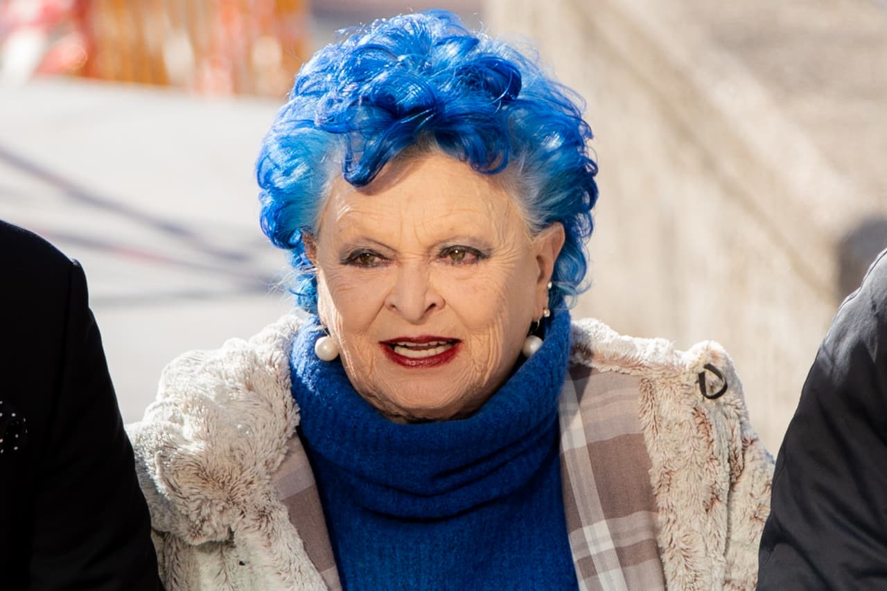 “Mamá seguramente estará muy impresionada porque jamás le hago homenajes, pero ahí ya tiene uno”, dijo el cantante español en conferencia de prensa.