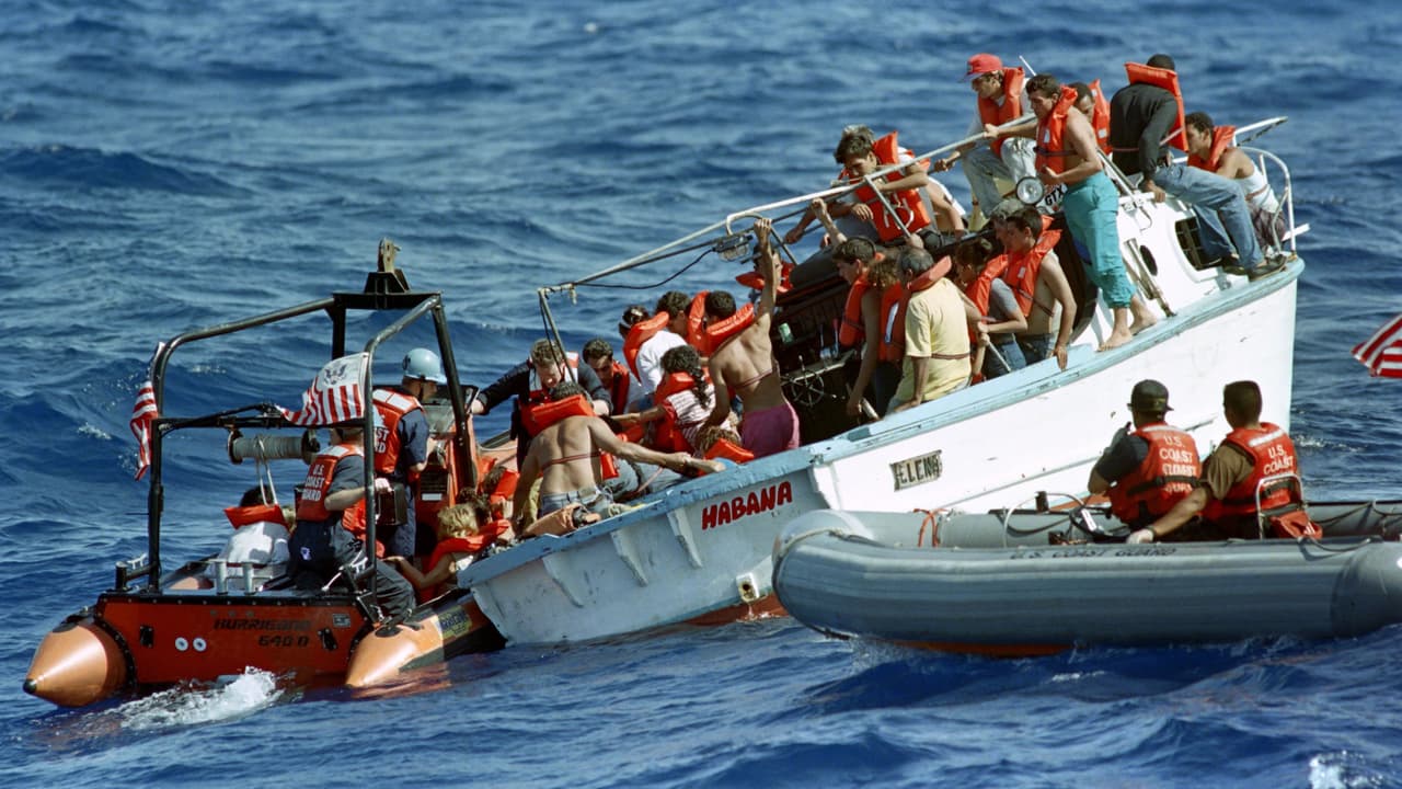 Presentan demanda que podría dar la residencia legal en EEUU a cubanos que llegaron después de "pies secos, pies mojados"