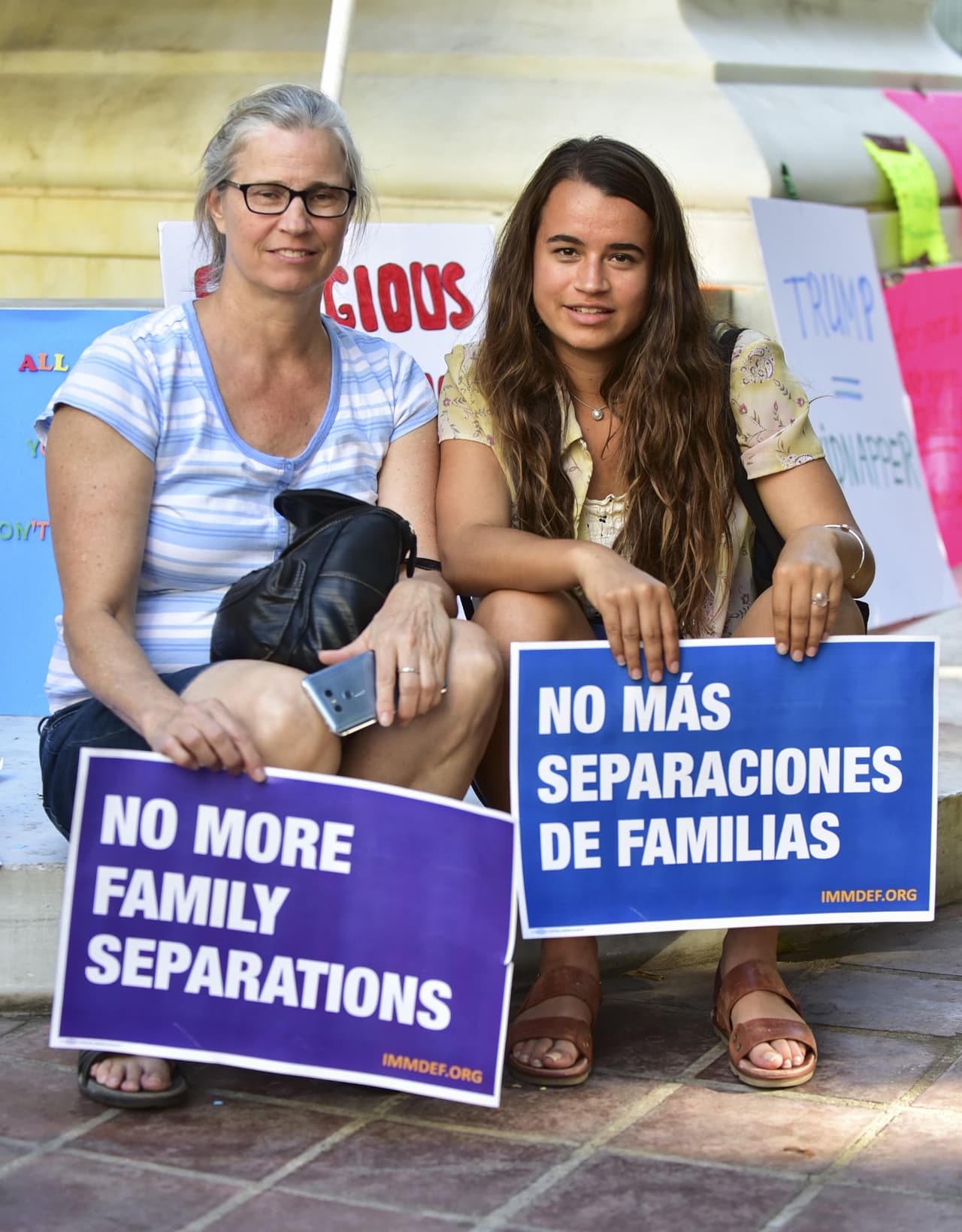 En la manifestación se unieron personas de todas las edades y protestaron en inglés y español.