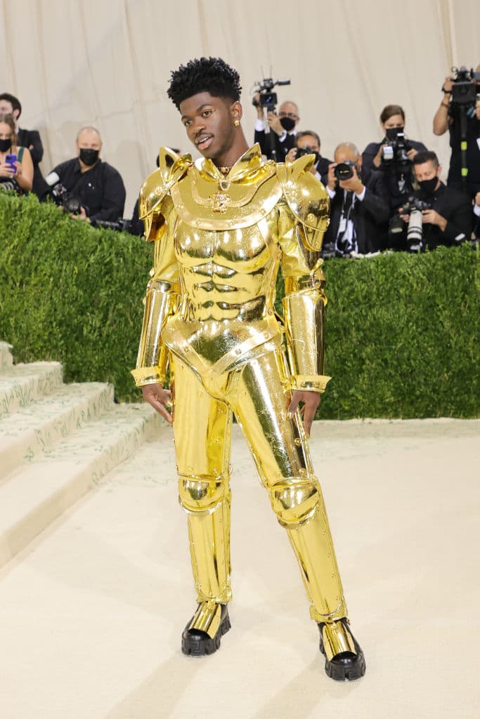 El rapero Lil Nas X, vistió una armadura dorada y demostró que puede participar como C3PO en Stars Wars o incluso, hacer un personaje en 'Los Caballeros del Zodiaco'.