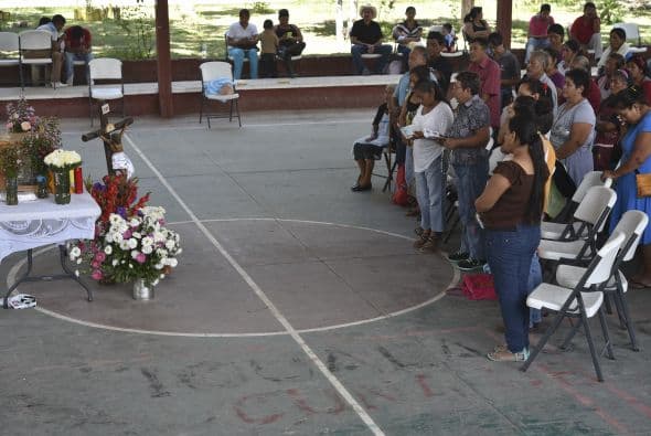 Varios pobladores se dieron cita para rezar juntos por el descanso de los jóvenes que murieron el 26 de septiembre tras un ataque al camión donde viajaban estudiantes de la escuela Normal de Ayotzinapa.