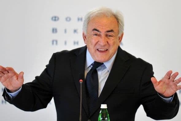 En la demanda, presentada el lunes ante el tribunal del Bronx, Strauss-Kahn reclama un millón de dólares, acusa a la mucama del hotel Sofitel de "presentar a sabiendas e intencionalmente una denuncia falsa a las autoridades" y de haber dañado su reputación así como sus "oportunidades profesionales".