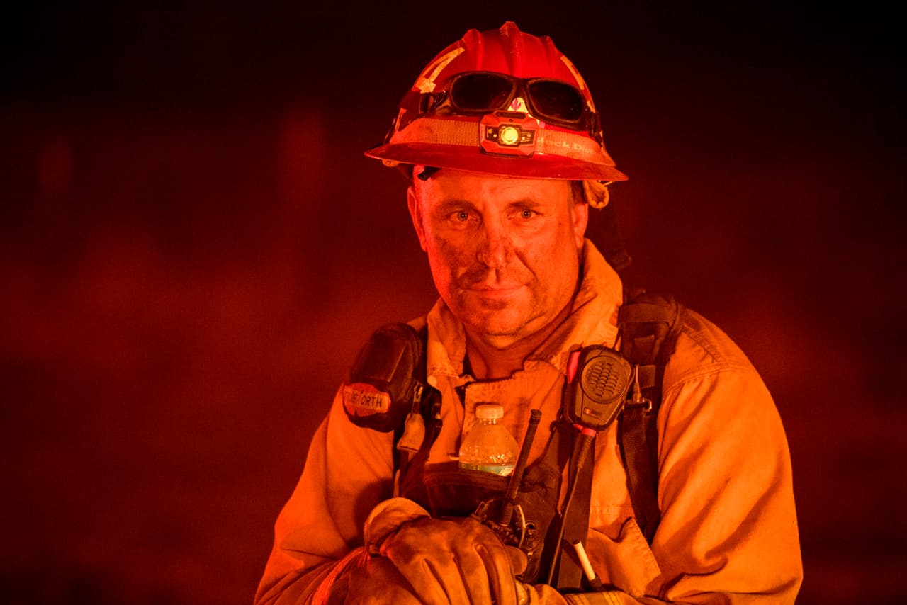 Más de 2,200 bomberos combaten el incendio en el condado de Mariposa. Jerry Brown, gobernador de California, declaró el estado de emergencia.