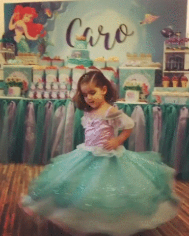 Así fue como Caro se vistió con lo colores alucivos a la única princesa de Disney que vive bajo el mar.