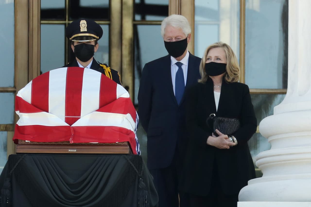 Bill y Hillary Clinton estuvieron en la Corte Suprema al mediodía del miércoles.