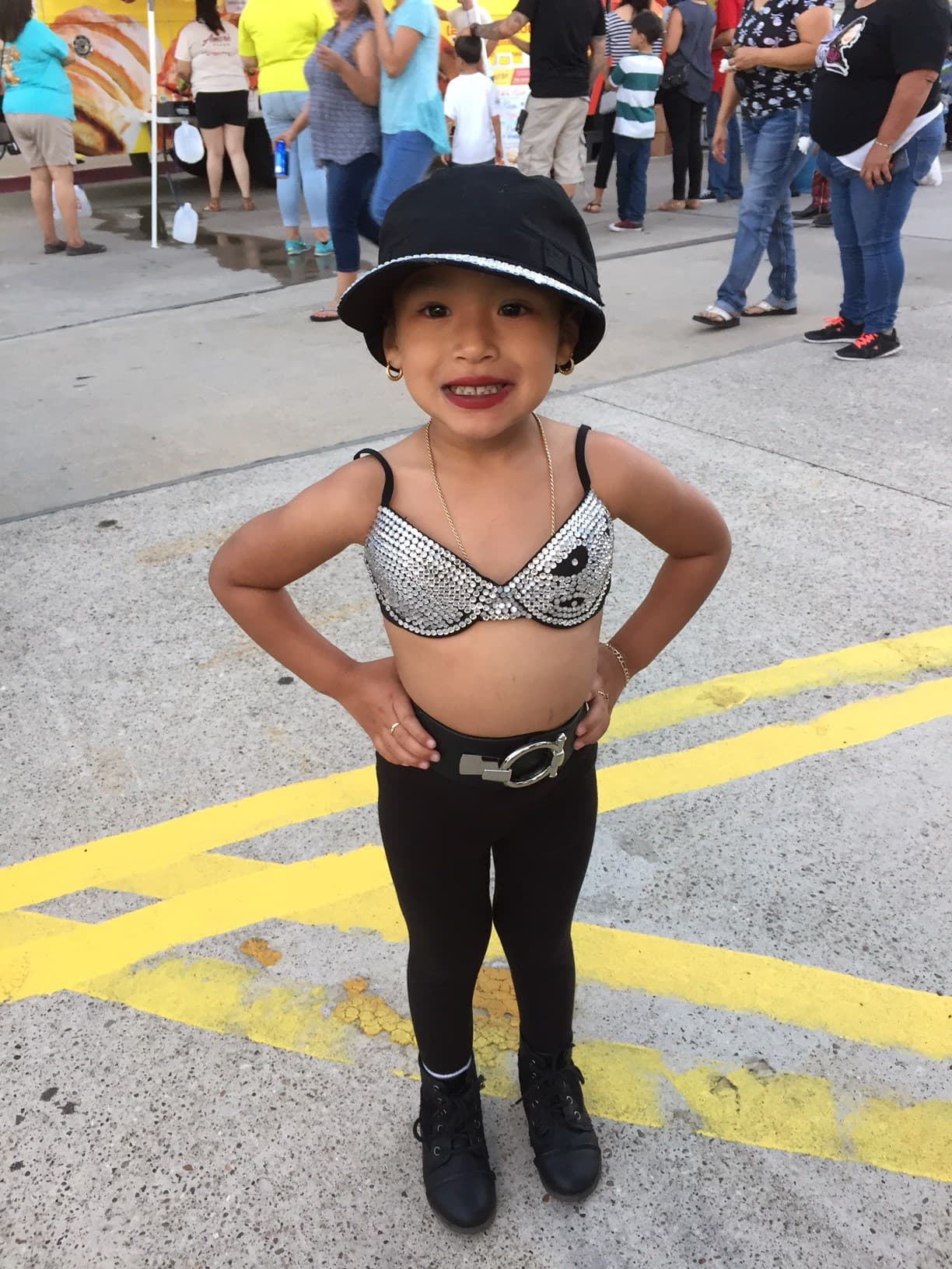 De igual manera y durante el Festival de la Flor en Corpus Christi, año tras año se ve a pequeñas fans caracterizadas como Selena.