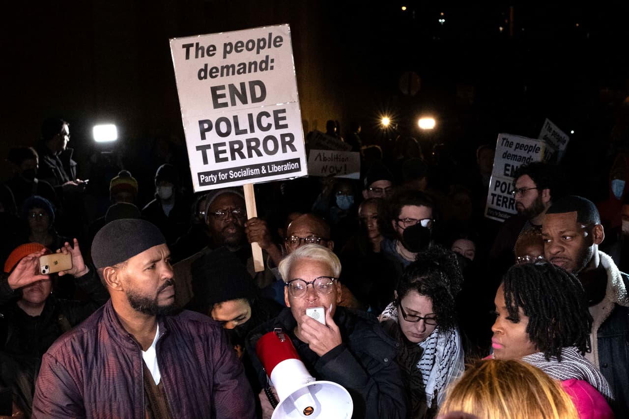 Las autoridades de Memphis revelaron este viernes el video de la parada de tráfico que involucró a cinco exagentes y a 
<a href="https://www.univision.com/noticias/estados-unidos/tyre-nichols-video-muerte-policias-memphis">Tyre Nichols</a>
<b>, un joven padre de 29 años, que falleció a principios de enero </b>por las heridas que le provocaron durante ese encuentro policial. El suceso provocó manifestaciones en la ciudad. 
<br>