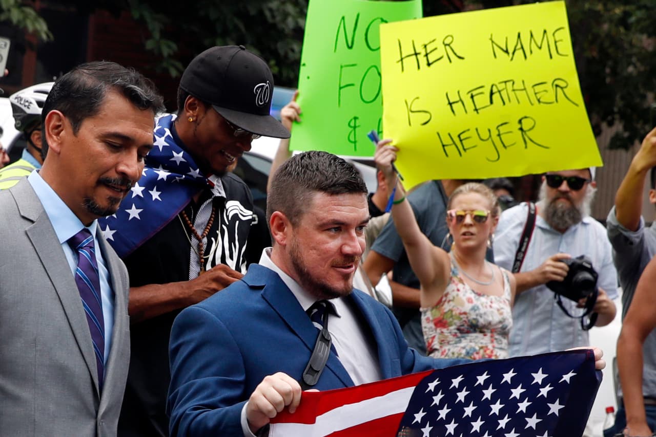 El líder ultraderechista Jason Kessler, al centro, durante una manifestación frente a la Casa Blanca a un año de la protesta Unite the Right, en Charlottesville, que en agosto de 2017 causó la muerte de una persona y dejó heridas a otras 35.
<br>