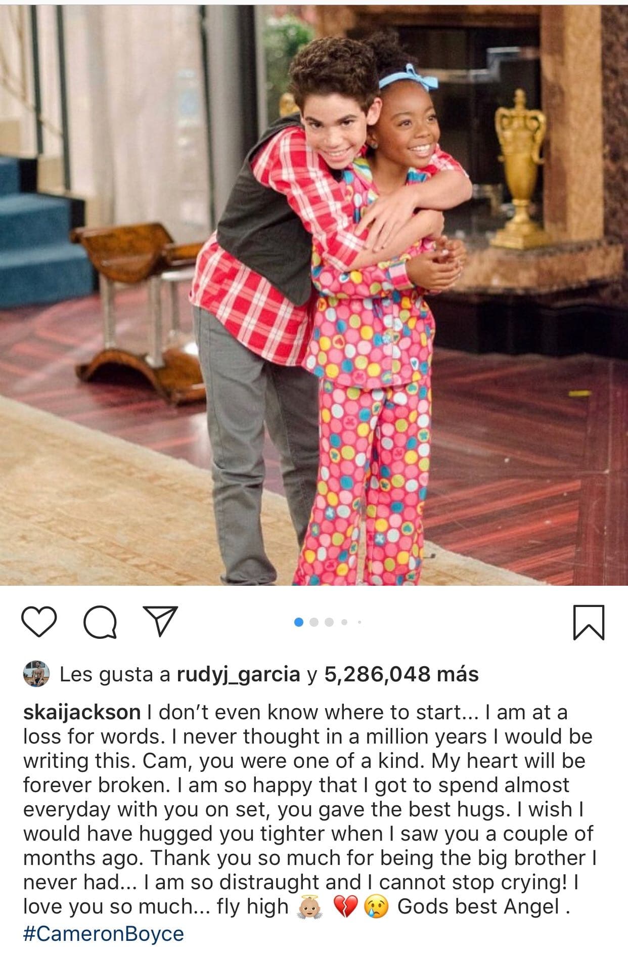 Desde el pasado fin de semana, Skai ha publicado diferentes mensajes recordando a Cameron. Uno de ellos fue el que escribió al lado de
<b><a href="https://www.instagram.com/p/BznJVjiHg4W/" target="_blank">esta imagen</a></b>: "Ni siquiera sé por dónde empezar ... No tengo palabras. Nunca pensé que en un millón de años estaría escribiendo esto. Cam, eras único en tu clase. Mi corazón se romperá para siempre. Estoy tan feliz de haber pasado casi todos los días contigo en el set, que me diste los mejores abrazos.
<b>Desearía haberte abrazado con más fuerza </b>cuando te vi hace un par de meses. Muchas gracias por ser el hermano mayor que nunca tuve ... ¡Estoy muy angustiada y no puedo dejar de llorar! Te amo tanto ... vuela alto. El mejor ángel de los dioses".