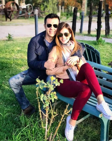 El comediante confirmó su romance con la actriz y conductora
<b> Jackie Sauza</b>: "Sí, estoy
<b>empezando una relación amorosa</b>, haciendo las cosas bien, desde hace mucho ya quería una relación estable. Bueno se está dando muy lindo algo y a ver qué pasa. Puedo decir que estoy tranquilo y contento, pues
<b>ella y mi hijo se llevan muy bien</b>. Eso facilita todo", dijo para el portal 'e-consulta'.