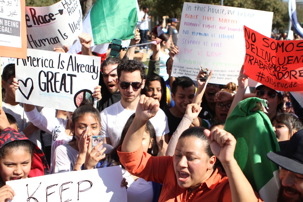 La colorida y concurrida manifestación de respaldo a los inmigrantes en Austin contó con la participación de personas de varias nacionalidades y diversas comunidades.