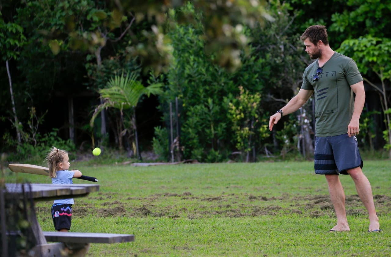 Les estuvo enseñando un poco de cricket.