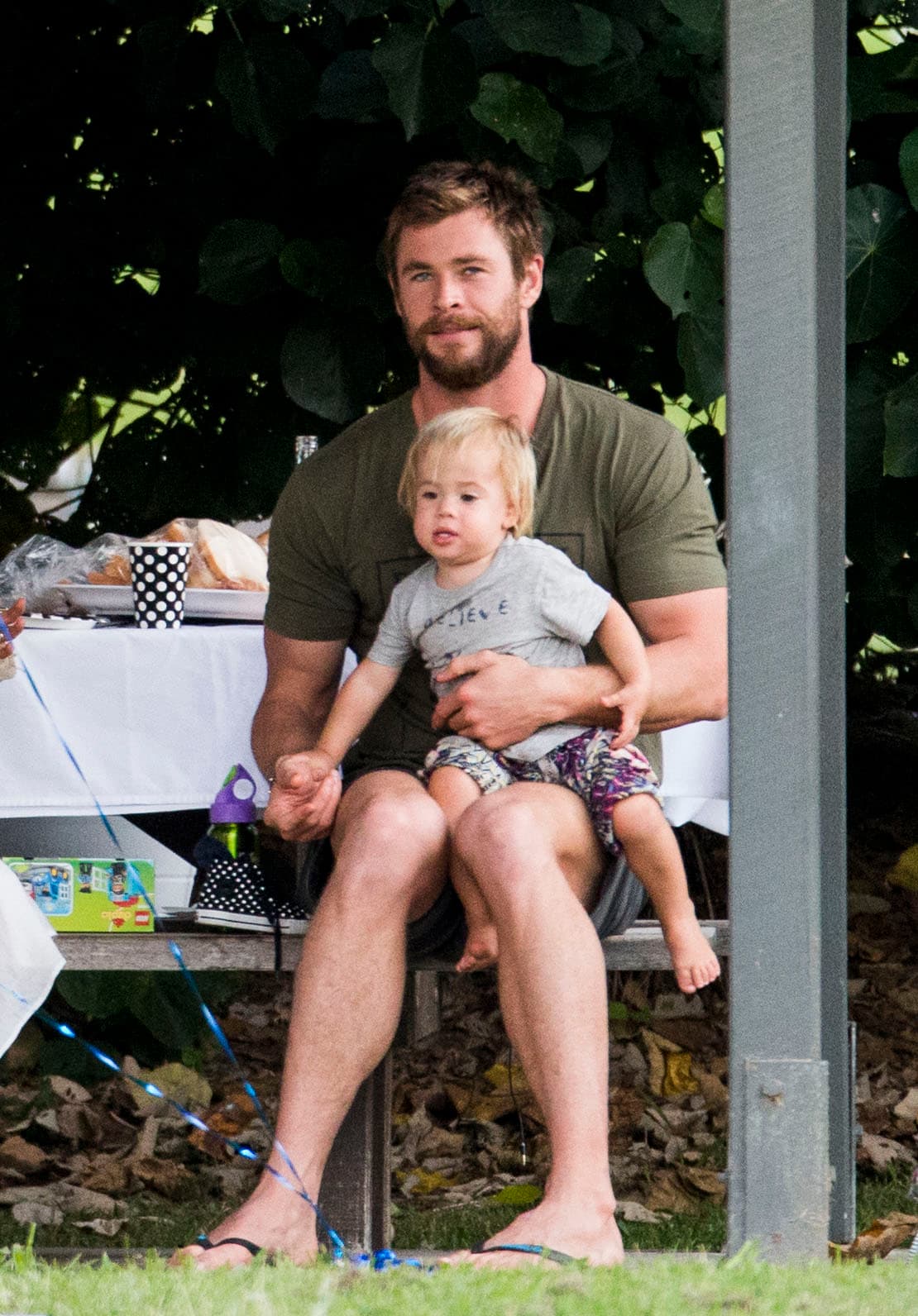 Chris es todo un papá dedicado.